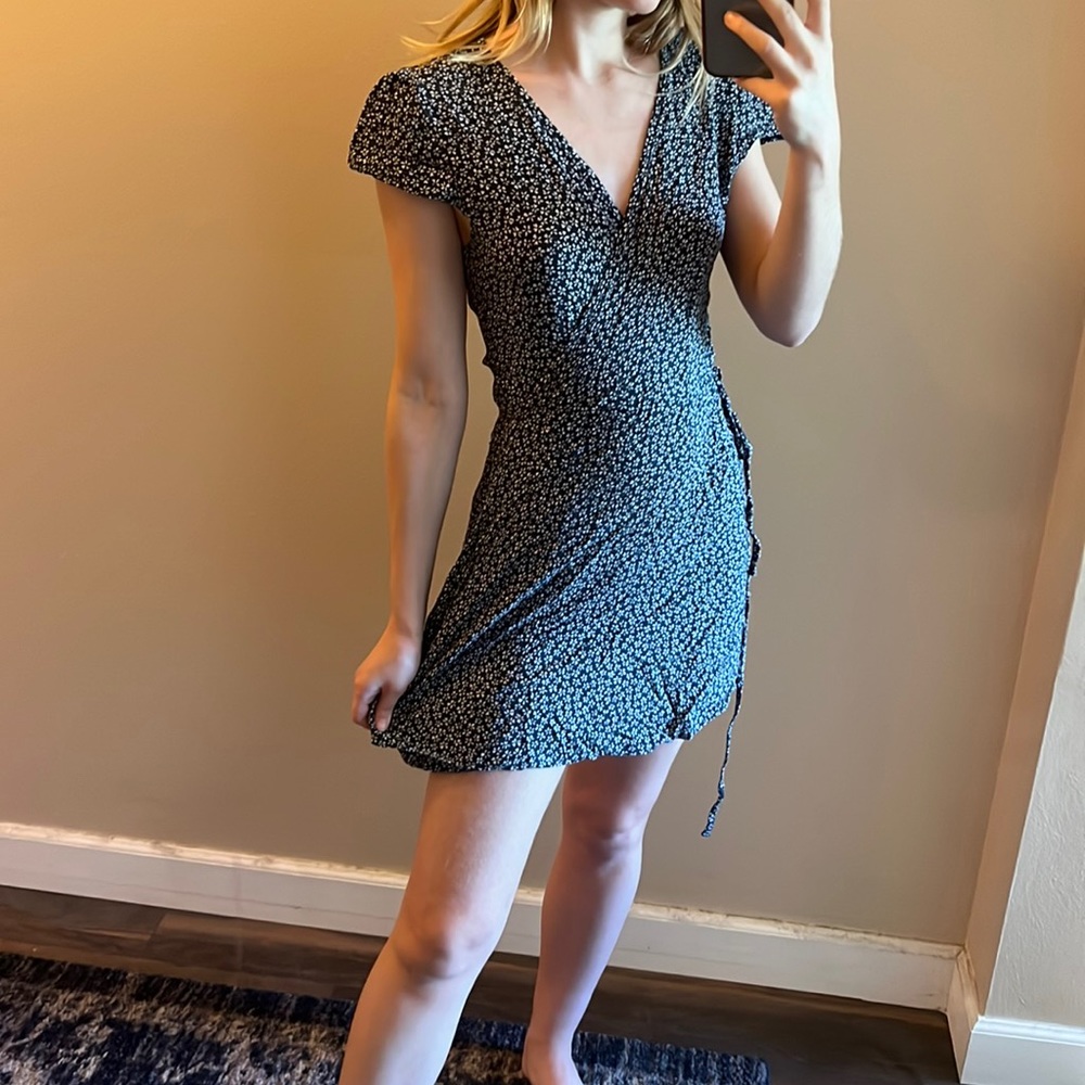 💙Brandi Melville navy blue and white ditsy flower print wrap dress